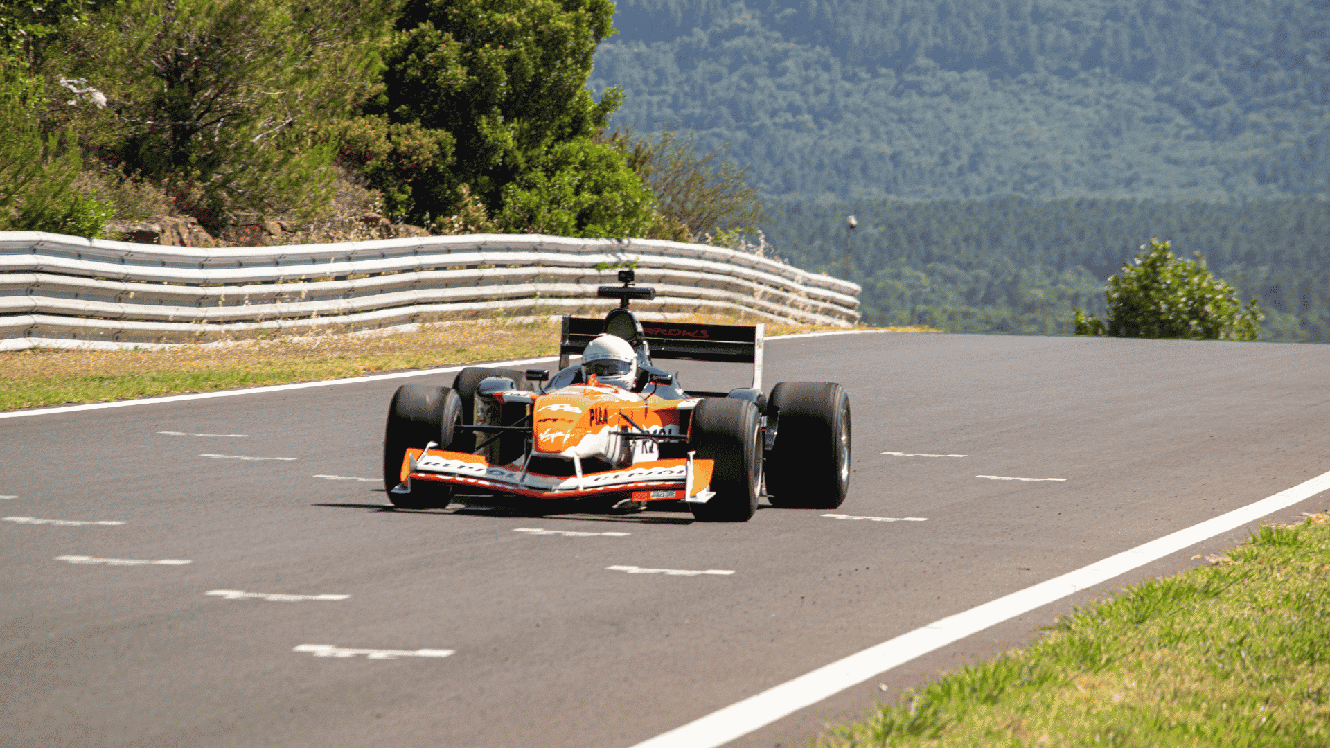 Originele rode Arrows F1-wagen uit 2002 stilstaand in de pitstraat van een besloten circuit aan de Côte d'Azur