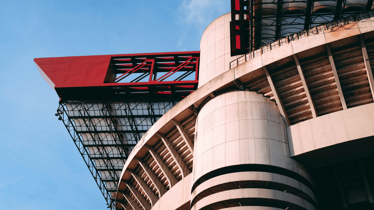 Sfeerbeeld voetbalfans bij San Siro voor een wedstrijd van Inter Milan of AC Milan