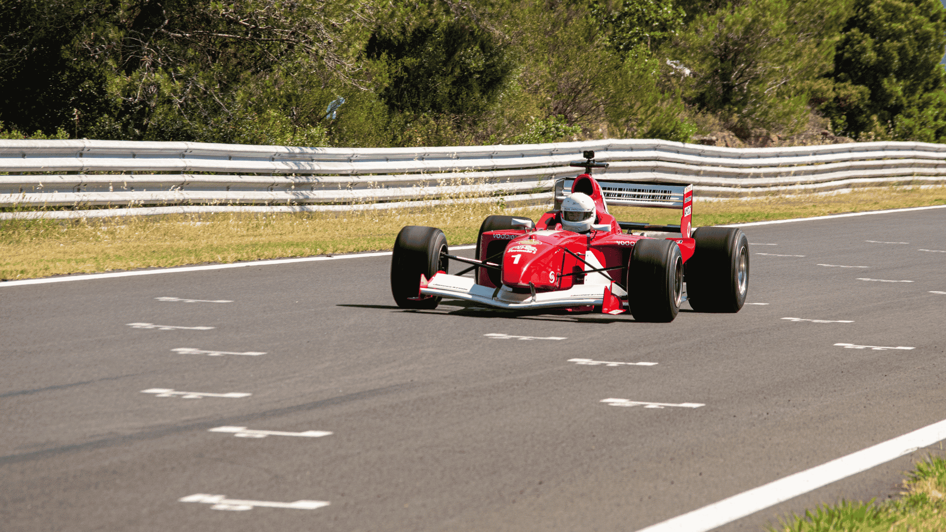 Rode Arrows F1 met coureur in actie op het besloten circuit tijdens de F1 Experience-dag
