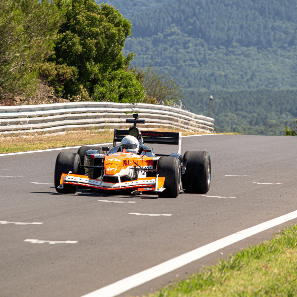 Originele Arrows F1 in actie op een besloten circuit aan de Côte d'Azur