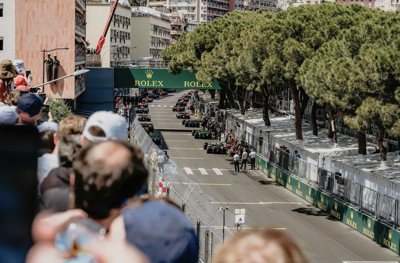 Uitzicht vanaf het VIP-dek op de startgrid van de Monaco Grand Prix, met F1-wagens op de rij onder de Rolex-brug