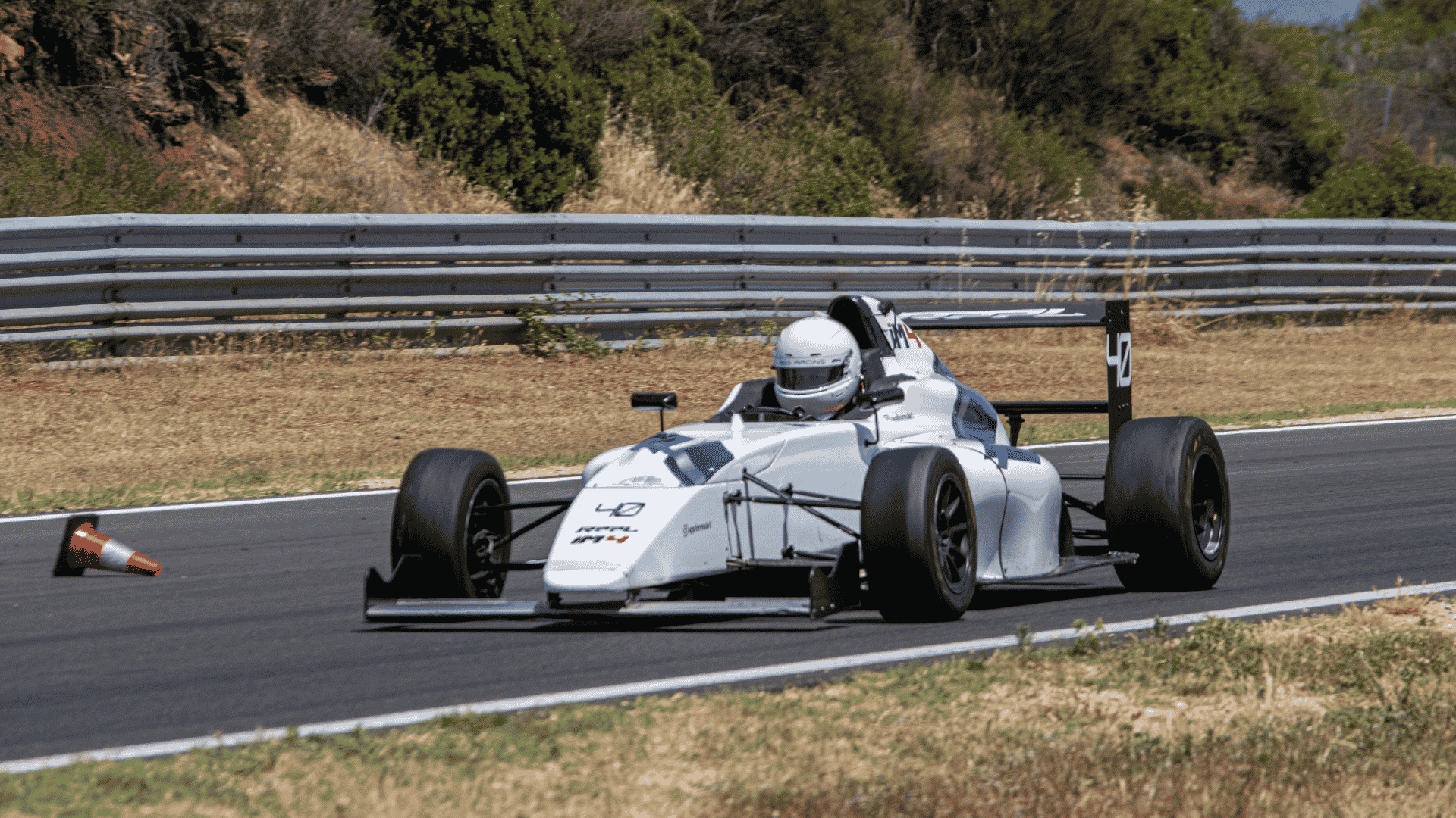 Coaching en oefening met pylonen in een Formule 4 op het besloten circuit in Frankrijk