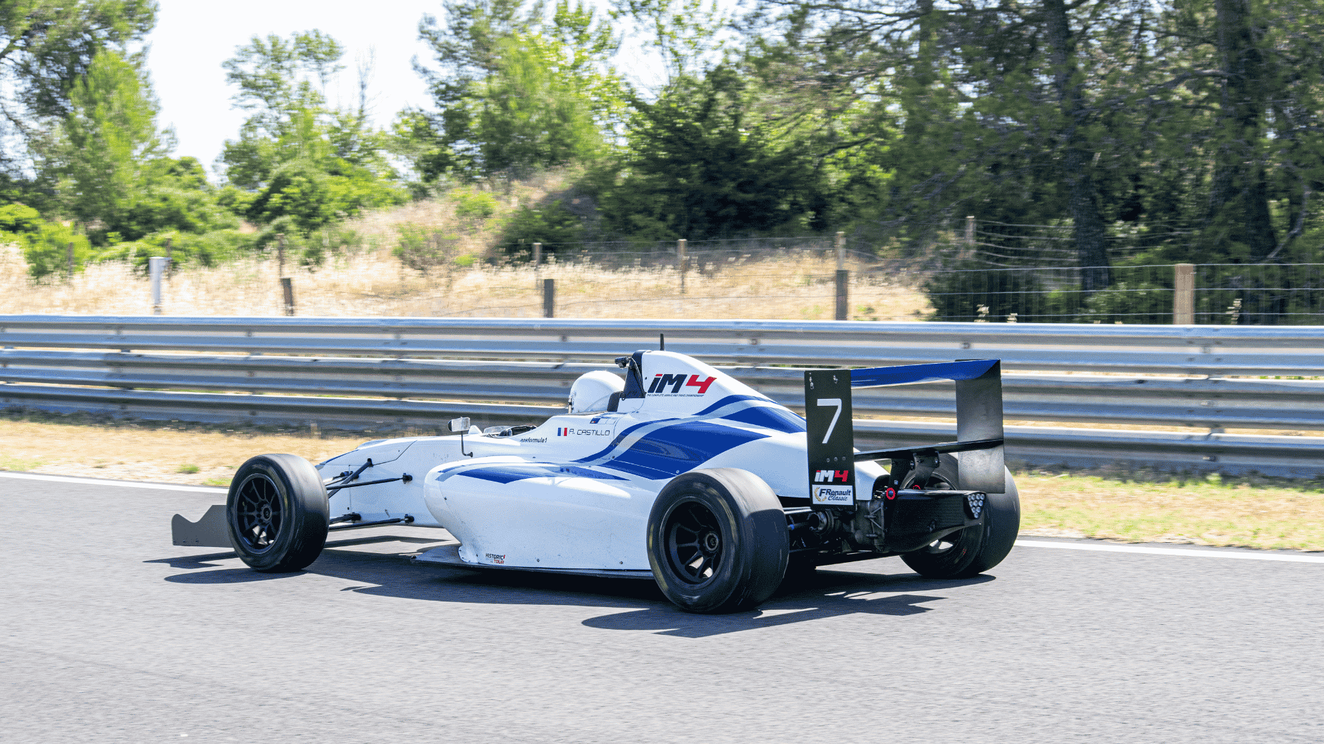 Witte Formule 4-wagen in de bocht tijdens de trainingsstints aan de Côte d'Azur