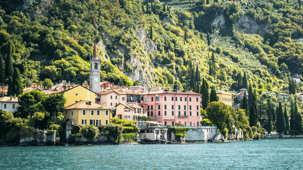 Kleurrijk Italiaans dorp aan het Comomeer tijdens een voetbalreis Noord-Italië