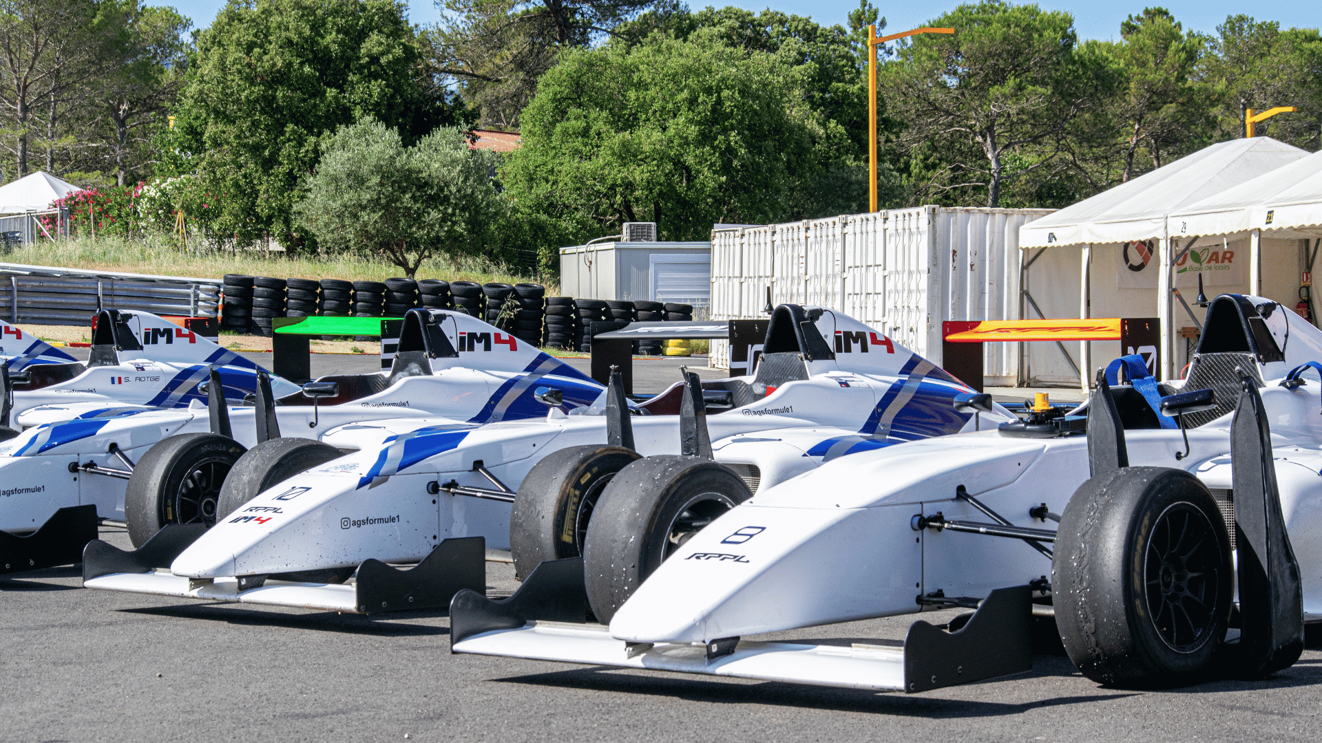 Formule 4 instapwagens opgesteld in de paddock voor de F1 rij-ervaring aan de Côte d'Azur